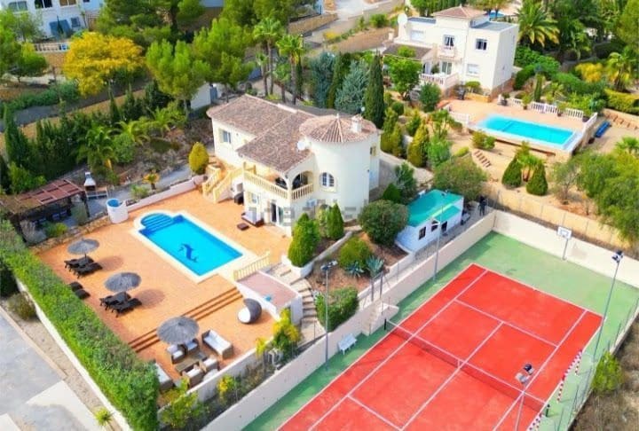 5 bedroom Villa for sale in Altea with pool garage - € 795,000 (Ref: 8599281)