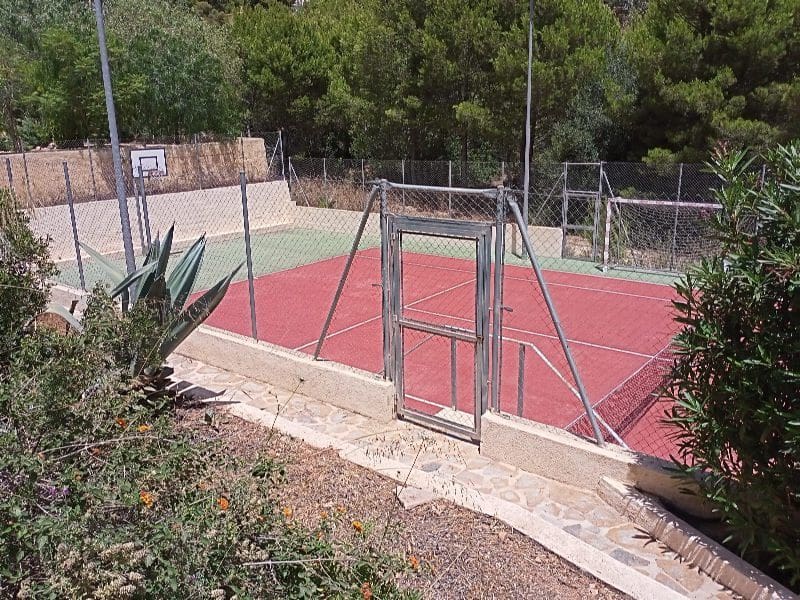 5 bedroom Villa for sale in Altea with pool garage - € 795,000 (Ref: 8599281)