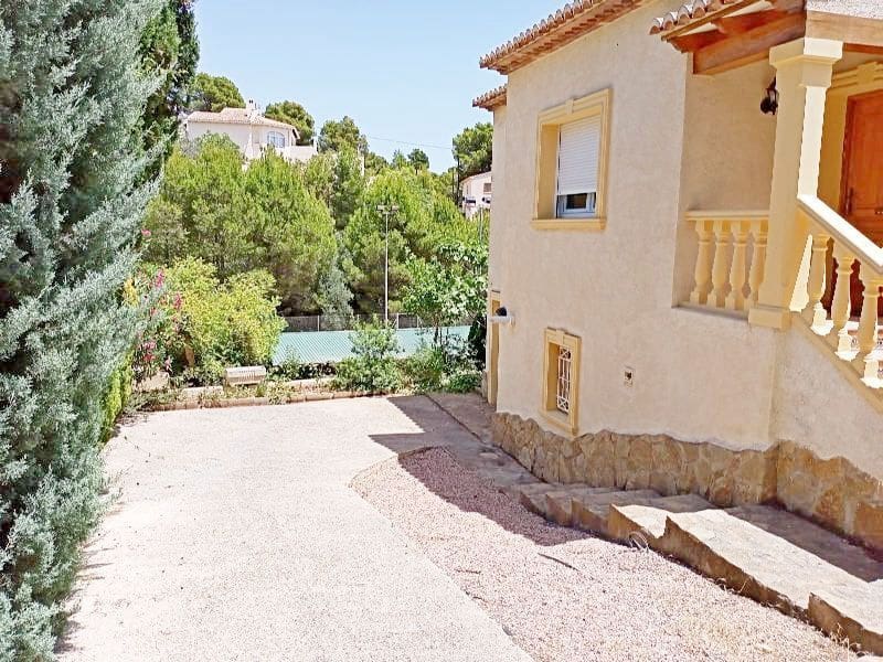 5 bedroom Villa for sale in Altea with pool garage - € 795,000 (Ref: 8599281)