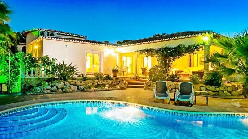 5 soveværelse Villa til salg i Ambolo med swimmingpool garage - € 750.000 (Ref: 8683890)