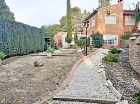 Chalet de 4 habitaciones en Altea en venta con garaje - 400.000 € (Ref: 9002887)