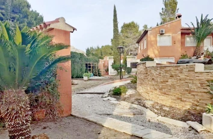 Chalet de 4 habitaciones en Altea en venta con garaje - 400.000 € (Ref: 9002887)