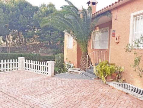 Chalet de 4 habitaciones en Altea en venta con garaje - 400.000 € (Ref: 9002887)