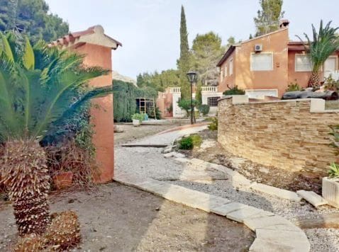 Chalet de 4 habitaciones en Altea en venta con garaje - 400.000 € (Ref: 9002887)