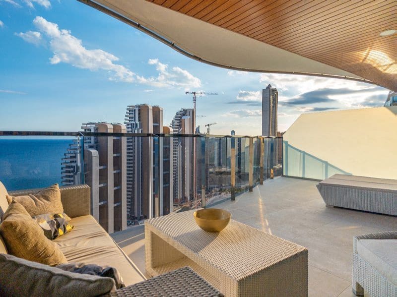 2 bedroom Apartment for sale in Benidorm with pool garage - € 635,000 (Ref: 9074839)