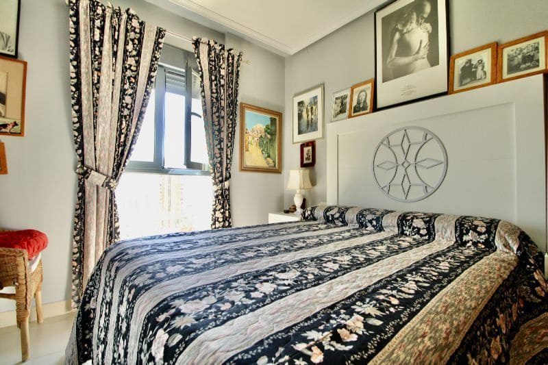 2 bedroom Penthouse for sale in Benidorm with pool garage - € 565,000 (Ref: 9269146)