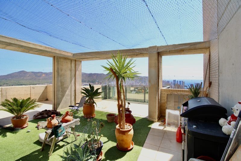 2 bedroom Penthouse for sale in Benidorm with pool garage - € 565,000 (Ref: 9269146)