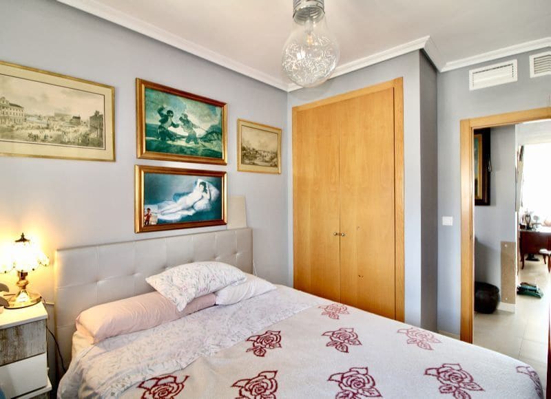 2 bedroom Penthouse for sale in Benidorm with pool garage - € 565,000 (Ref: 9269146)