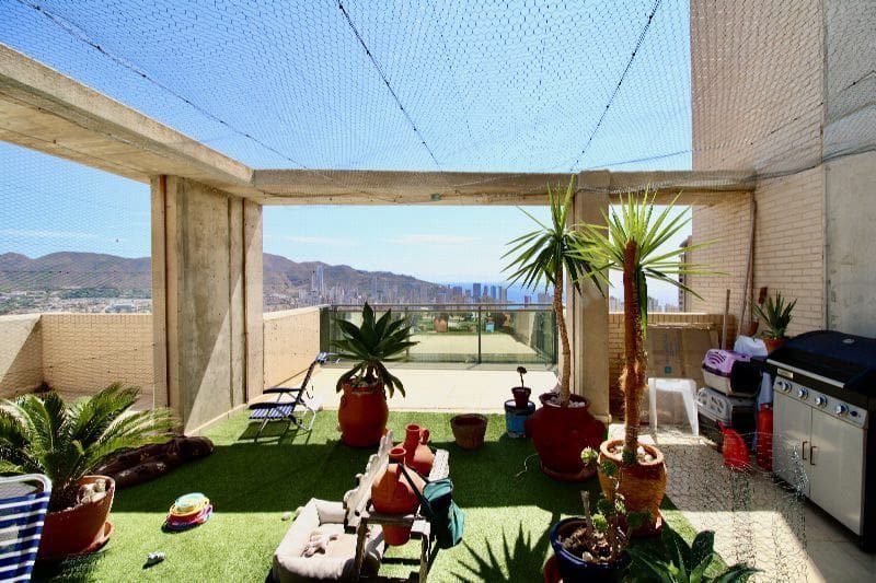 2 bedroom Penthouse for sale in Benidorm with pool garage - € 565,000 (Ref: 9269146)