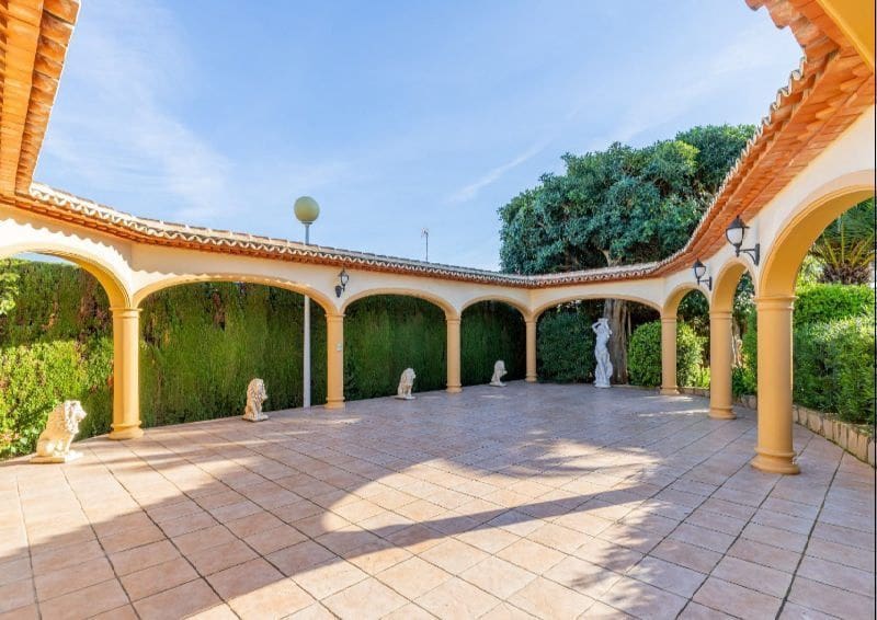 3 makuuhuone Huvila myytävänä paikassa Adsubia mukana uima-altaan 
autotalli - 1 500 000 € (Ref: 9366923)