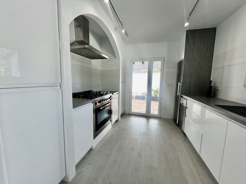 5 bedroom Villa for sale in Calpe / Calp with pool garage - € 749,000 (Ref: 9378687)