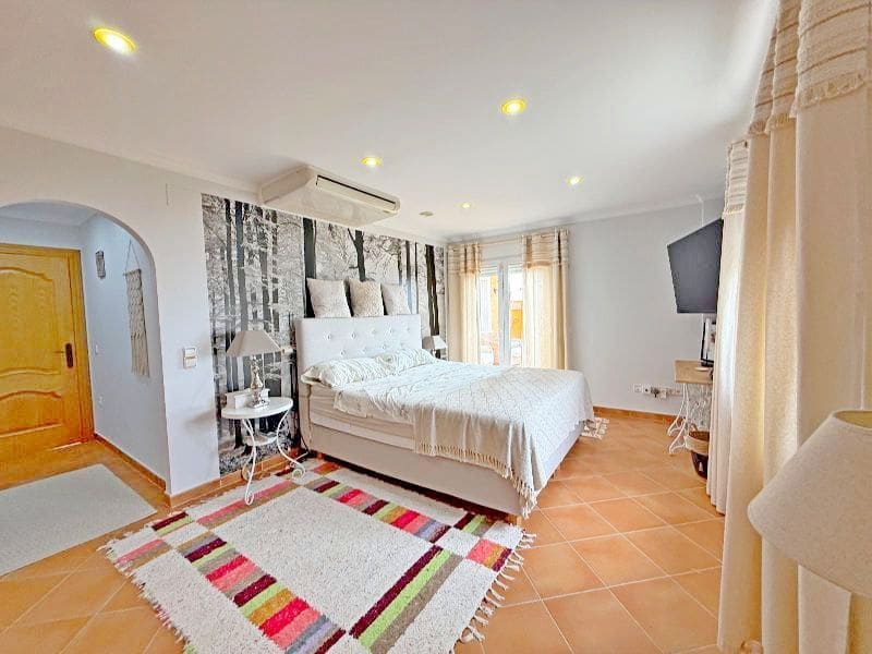 3 bedroom Villa for sale in Calpe / Calp with pool garage - € 899,000 (Ref: 9503813)