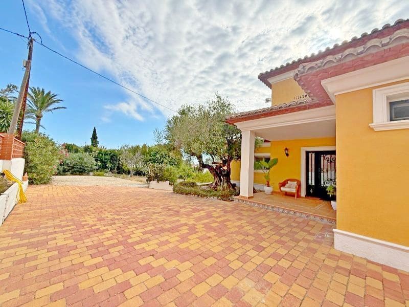 3 bedroom Villa for sale in Calpe / Calp with pool garage - € 899,000 (Ref: 9503813)