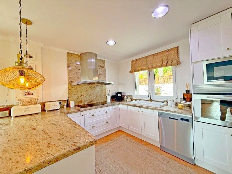 3 bedroom Villa for sale in Calpe / Calp with pool garage - € 899,000 (Ref: 9503813)