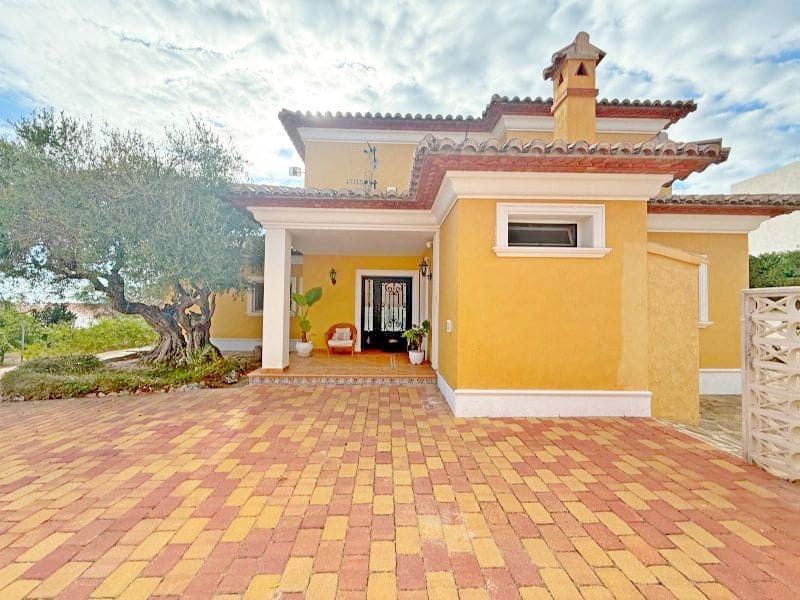 3 bedroom Villa for sale in Calpe / Calp with pool garage - € 899,000 (Ref: 9503813)