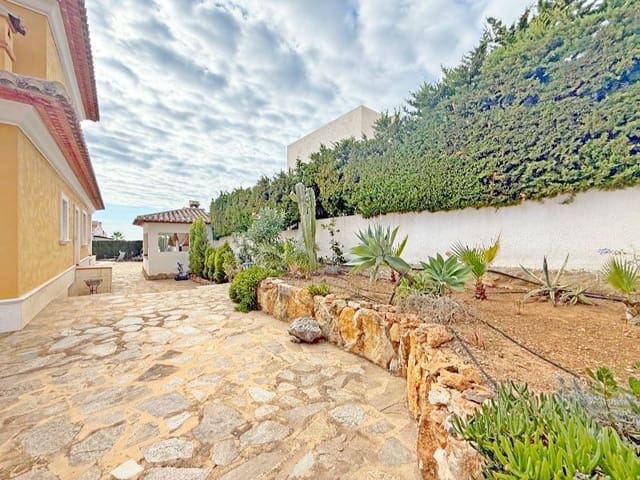 3 bedroom Villa for sale in Calpe / Calp with pool garage - € 899,000 (Ref: 9503813)