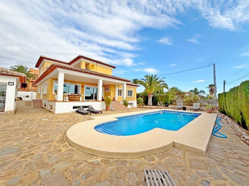 3 bedroom Villa for sale in Calpe / Calp with pool garage - € 899,000 (Ref: 9503813)