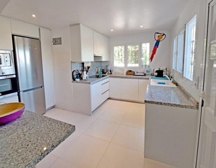 Chalet de 4 habitaciones en Ambolo en venta con piscina garaje - 1.000.000 € (Ref: 9537189)