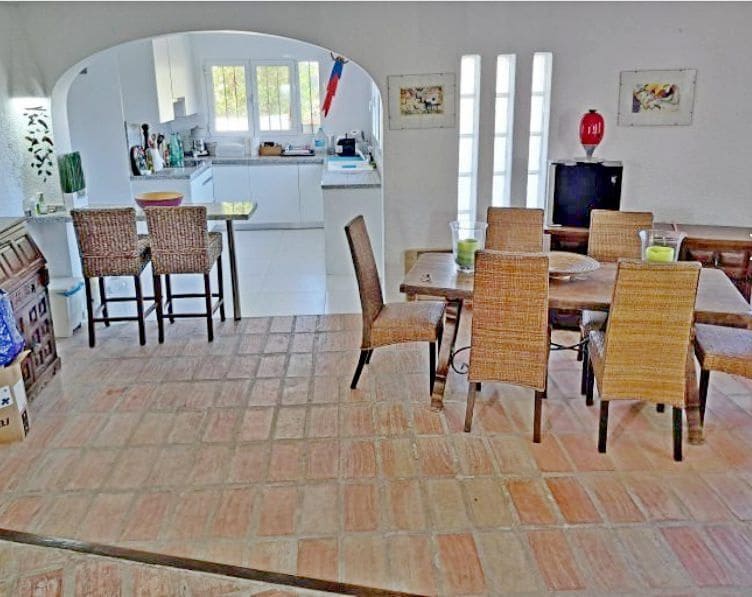 Chalet de 4 habitaciones en Ambolo en venta con piscina garaje - 1.000.000 € (Ref: 9537189)