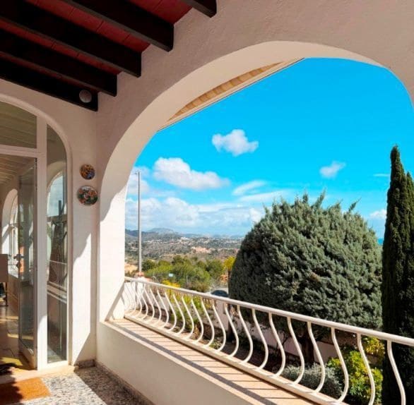 5 bedroom Villa for sale in Calpe / Calp with pool garage - € 645,000 (Ref: 9706214)