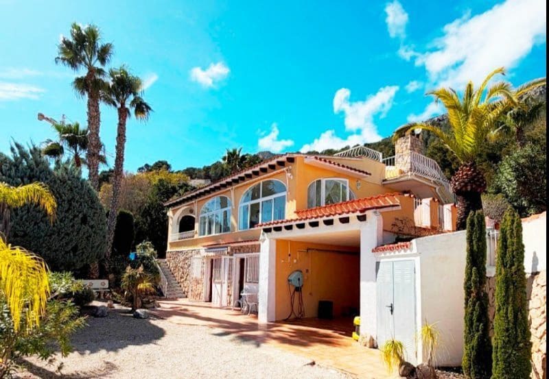 5 bedroom Villa for sale in Calpe / Calp with pool garage - € 645,000 (Ref: 9706214)