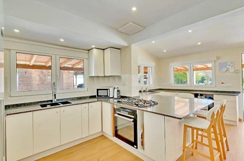 3 bedroom Villa for sale in Pinosol with pool garage - € 890,000 (Ref: 9729770)