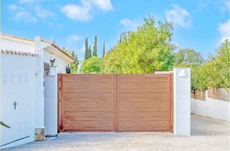 3 bedroom Villa for sale in Pinosol with pool garage - € 890,000 (Ref: 9729770)