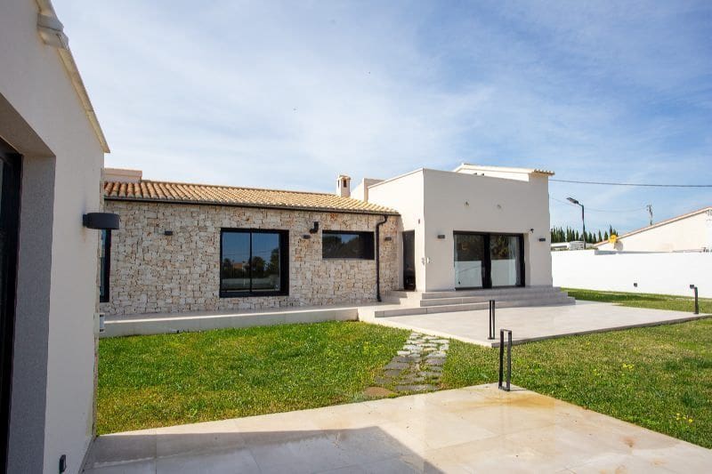 3 bedroom Villa for sale in Denia with pool garage - € 1,595,000 (Ref: 9883990)