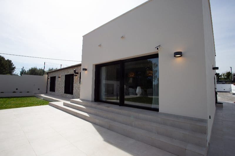 3 bedroom Villa for sale in Denia with pool garage - € 1,595,000 (Ref: 9883990)