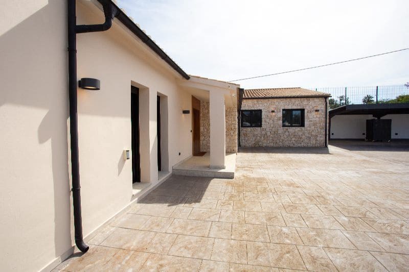 3 bedroom Villa for sale in Denia with pool garage - € 1,595,000 (Ref: 9883990)