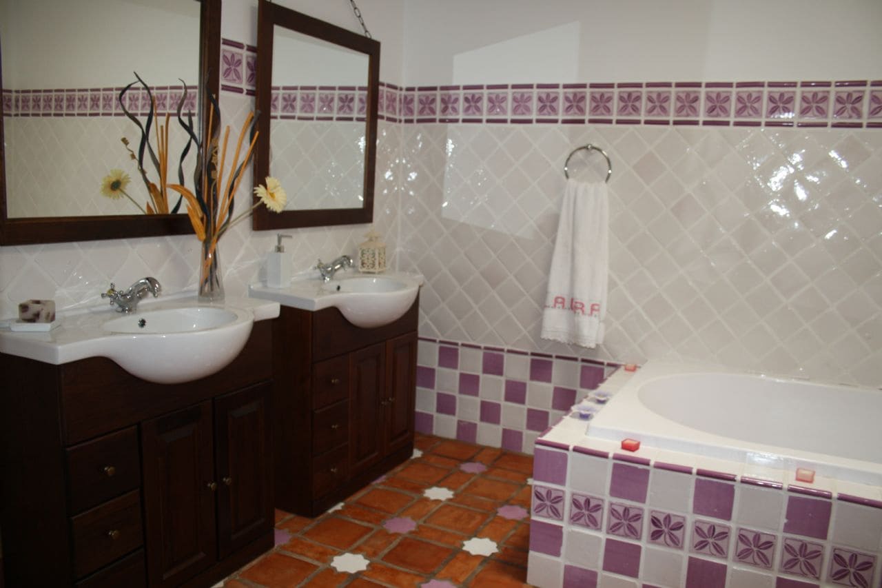 8 soverom Villa til salgs i Heredades med svømmebasseng garasje - € 399 000 (Ref: 4511112)