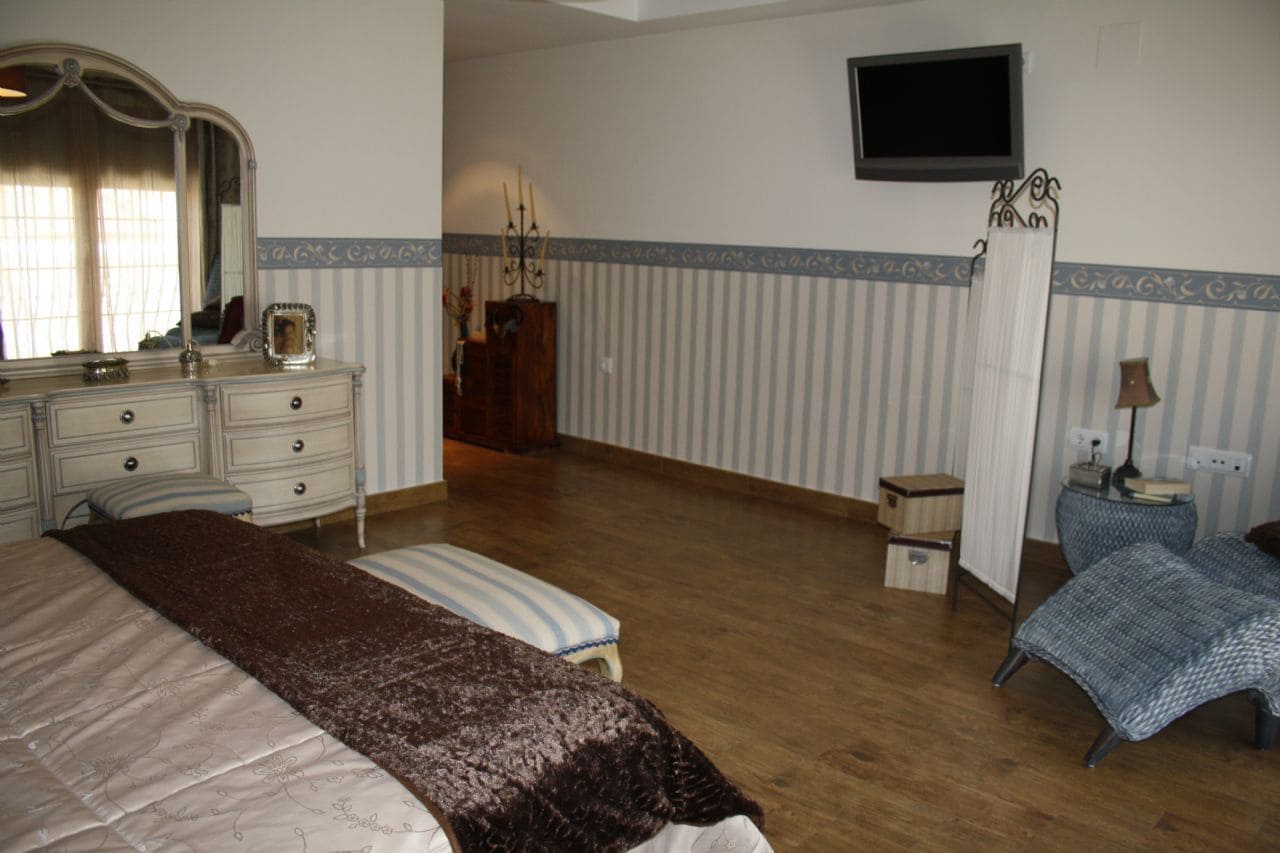 8 soverom Villa til salgs i Heredades med svømmebasseng garasje - € 399 000 (Ref: 4511112)