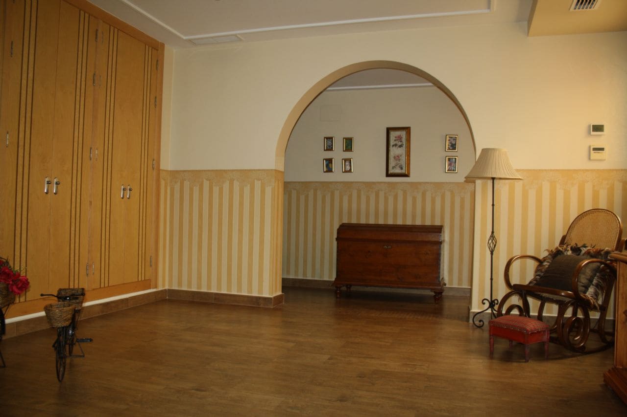 8 soverom Villa til salgs i Heredades med svømmebasseng garasje - € 399 000 (Ref: 4511112)