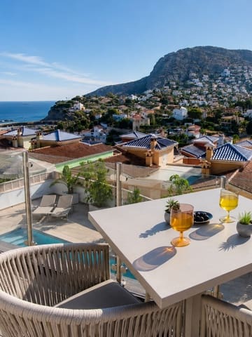Chalet de 4 habitaciones en Calpe / Calp en venta - 1.099.000 € (Ref: 9135949)