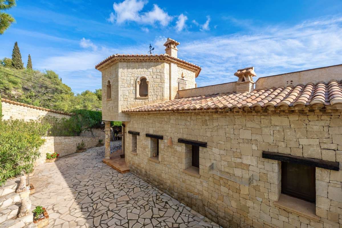 4 bedroom Villa for sale in Benissa - € 1,600,000 (Ref: 9495569)