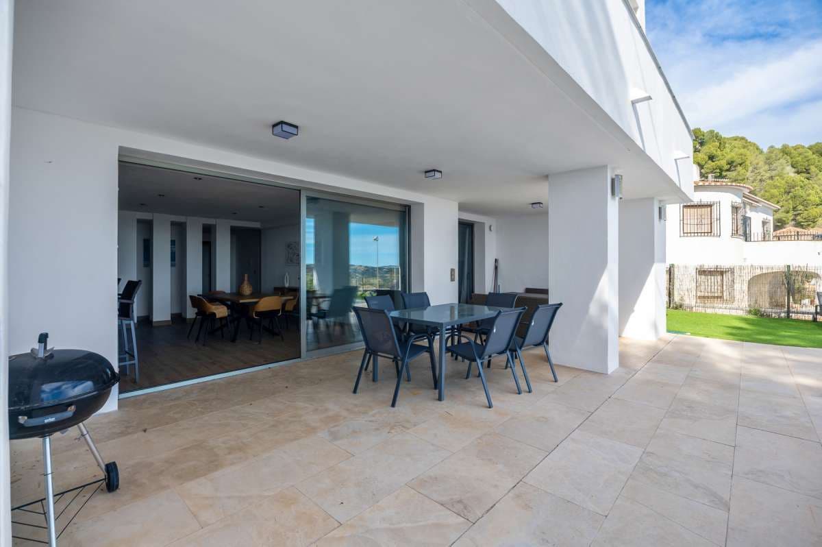 Villa for sale in Calpe / Calp - € 1,575,000 (Ref: 9628304)