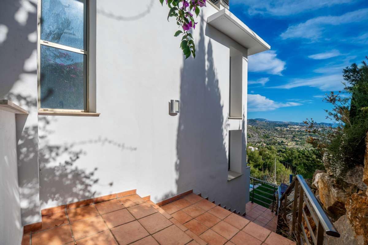 Villa for sale in Calpe / Calp - € 1,575,000 (Ref: 9628304)