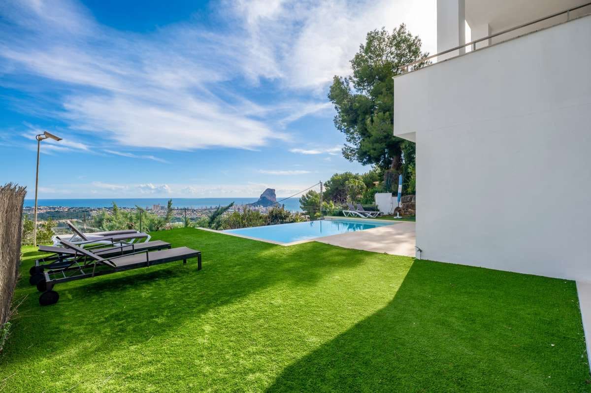 Villa for sale in Calpe / Calp - € 1,575,000 (Ref: 9628304)
