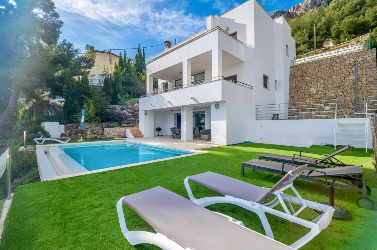 Villa for sale in Calpe / Calp - € 1,575,000 (Ref: 9628304)