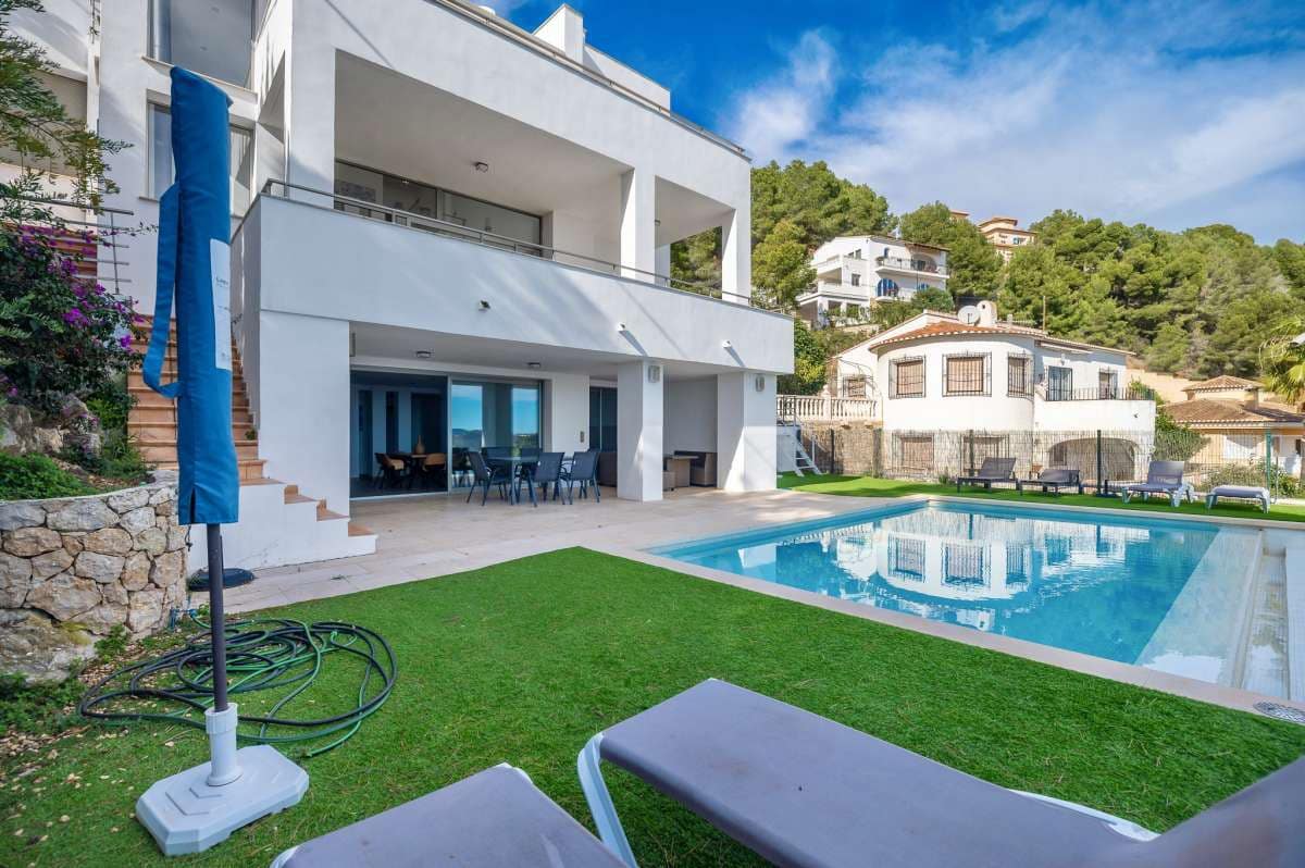 Villa for sale in Calpe / Calp - € 1,575,000 (Ref: 9628304)