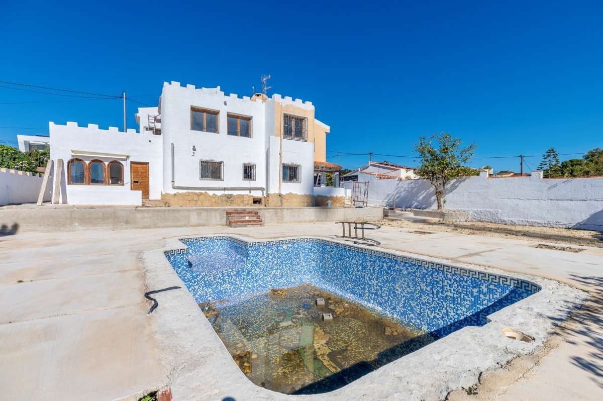 6 bedroom Villa for sale in Calpe / Calp - € 450,000 (Ref: 9687635)