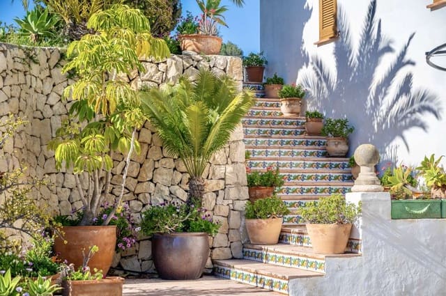 8 bedroom Finca/Country House for sale in Moraira, Teulada-Moraira - € 1,600,000 (Ref: 9713878)