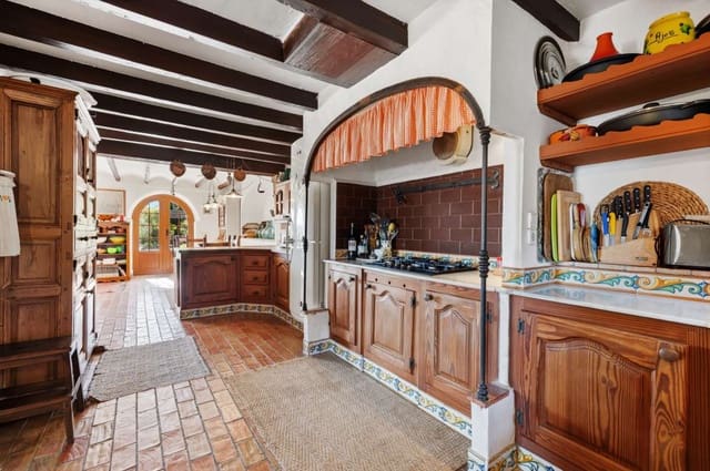 8 bedroom Finca/Country House for sale in Moraira, Teulada-Moraira - € 1,600,000 (Ref: 9713878)