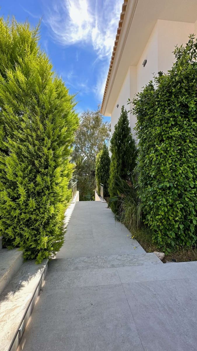 5 bedroom Villa for sale in Calpe / Calp - € 1,980,000 (Ref: 9737127)