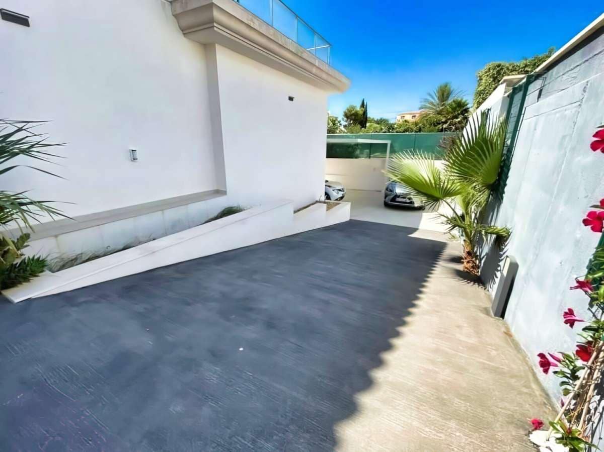 5 bedroom Villa for sale in Calpe / Calp - € 1,980,000 (Ref: 9737127)