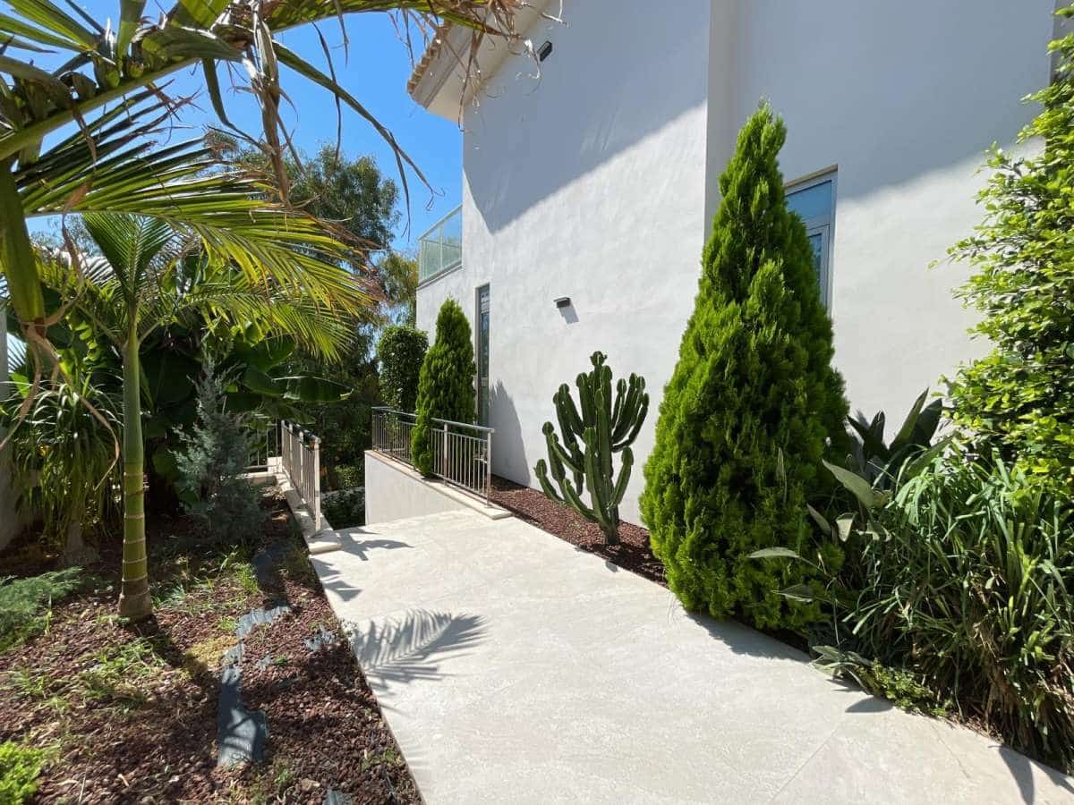 5 bedroom Villa for sale in Calpe / Calp - € 1,980,000 (Ref: 9737127)