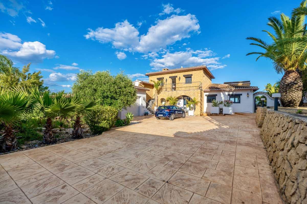 4 bedroom Villa for sale in Benissa - € 2,490,000 (Ref: 9841561)