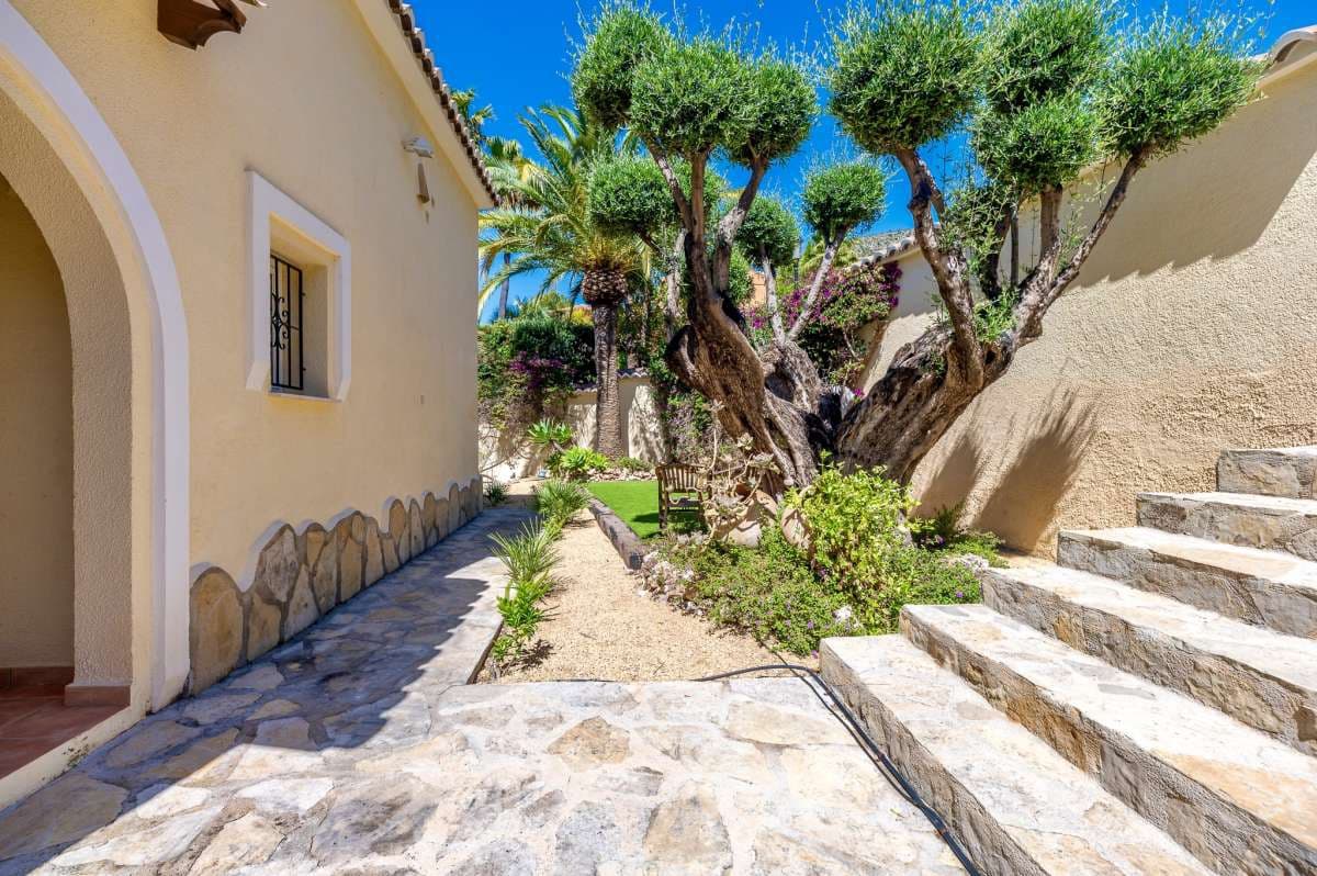 4 bedroom Villa for sale in Altea - € 1,470,000 (Ref: 9841562)