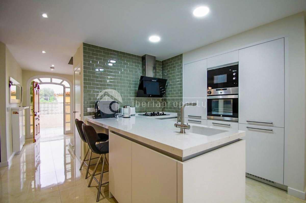 Casa de 3 habitaciones en Alfaz del Pi / L'Alfàs del Pi en venta - 670.000 € (Ref: 9968945)