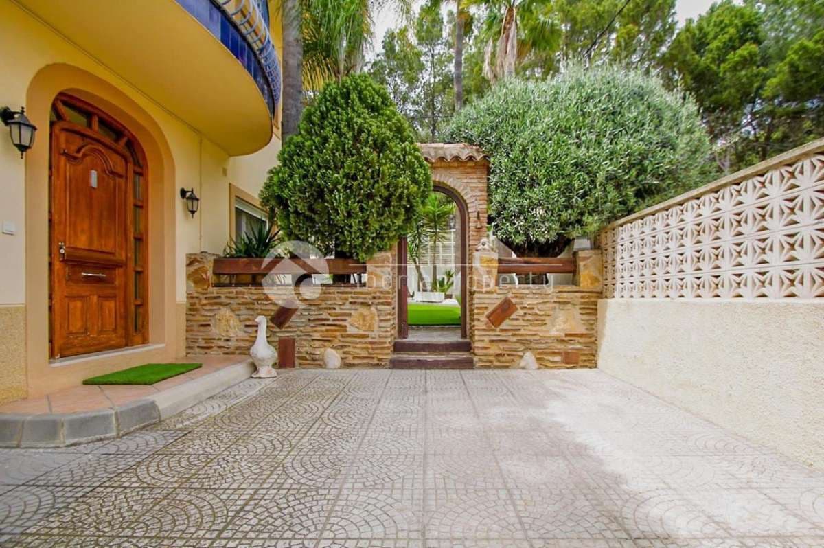 Casa de 3 habitaciones en Alfaz del Pi / L'Alfàs del Pi en venta - 670.000 € (Ref: 9968945)